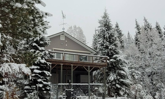 Fairbanks House | Cozy and private home in the hills