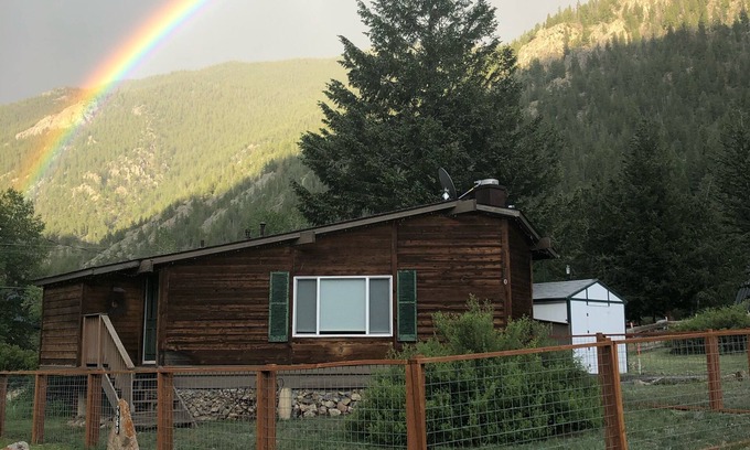 Clear Creek County Cabin | Cozy and quaint pet friendly cabin