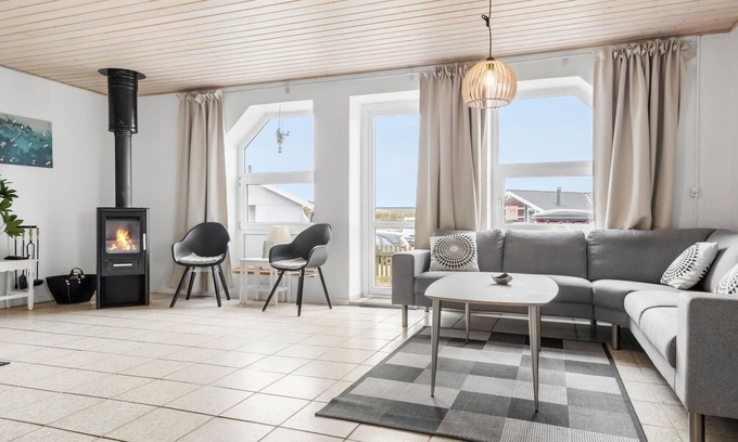 Lakolk House | Cozy and spacious cottage near the beach.