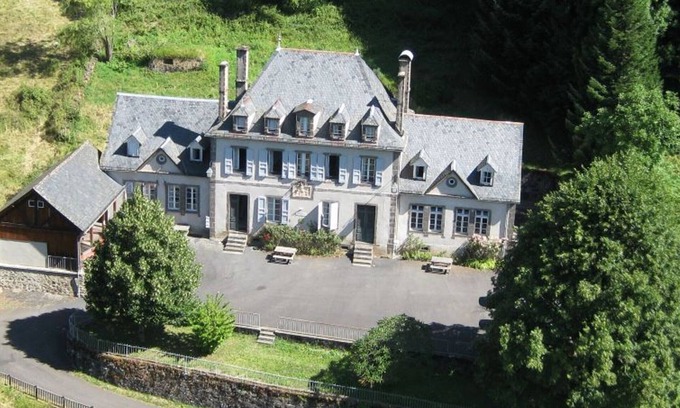 Saint-Vincent-de-Salers Apartment | Cozy Apartment Near Puy Mary: Hiking, Skiing, Historic Villages, 2BR, Sleeps 4, BBQ, Garden
