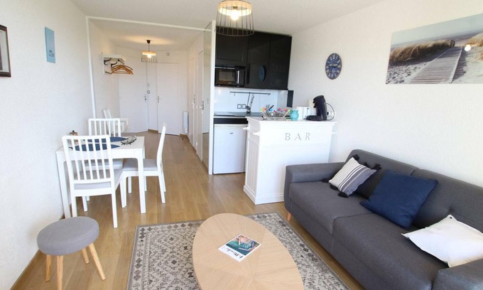 Donville-les-Bains Apartment | Cozy apartment with balcony, sea view, Internet and parking in Donville-les-Bains