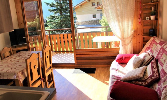 Saint-Jean-de-Sixt Apartment | Cozy Apartment: WiFi, Private Garage, Near Ski Resorts, Balcony with Mountain Views