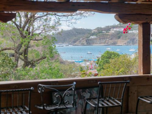 Paradise Bay Apartment | Cozy Apartment, Bayview, 3 blocks to beach/center
