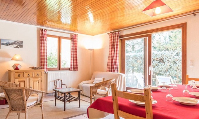 Saint-Chaffrey Apartment | Cozy apartment for 8, near slopes, fireplace