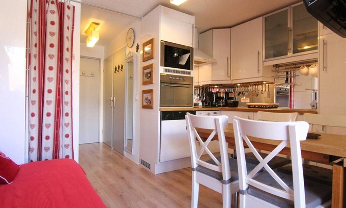Eclose-Est Apartment | Cozy Apartment for 4/5 with Balcony near Ski Lifts, Shops & Ski School - Alpe d'Huez