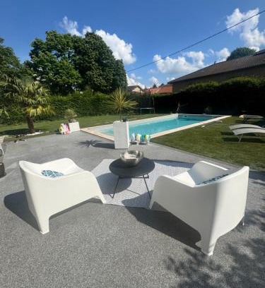 Neuville-les-Dames Apartment | Cozy apartment
