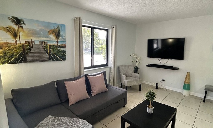 Little Ranches Apartment | Cozy apartment in Hollywood. Ideal Location Near Beach, Shops, and Highways