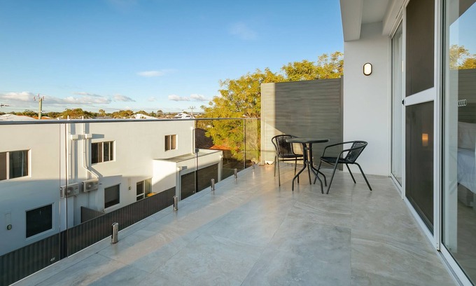 Belmont Apartment | Cozy Apartment Near City and Airport