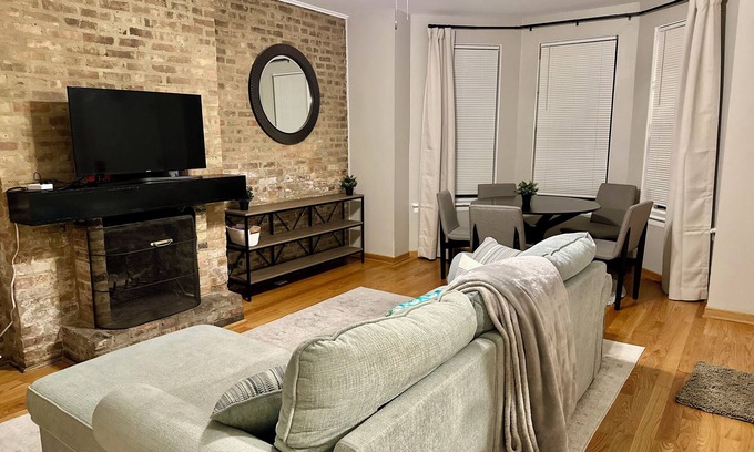 Park West Apartment | Cozy apartment near zoo, DePaul, Oz Park and much more!