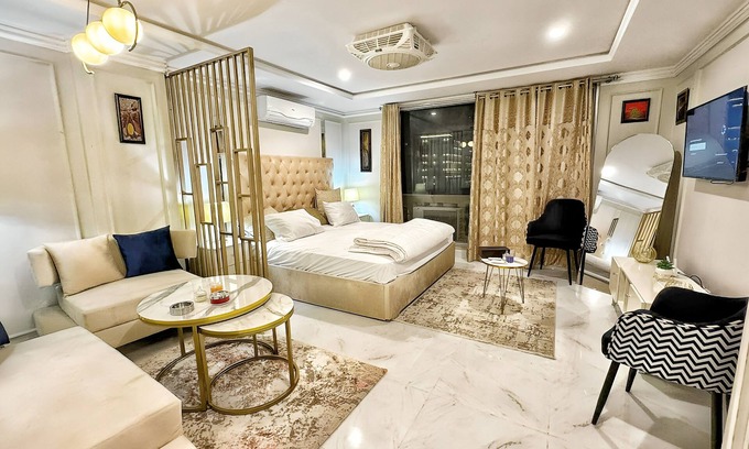 Bahria Town Apartment | Cozy Apartment with King Bed,