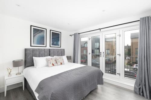 Enfield Apartment | CoZy Apartments With King Size Beds Near Enfield Town & Chase Farm Train Stations With Wifi and Parking