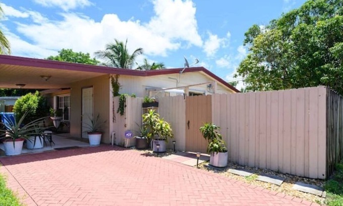 West Hollywood Apartment | Cozy Apt - 15 Minutes Drive from Hollywood Beach!