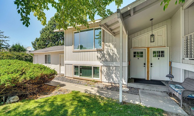 Tri-Cities House | Cozy Apt w/Private Deck, 2 Mi to Toyota Center!