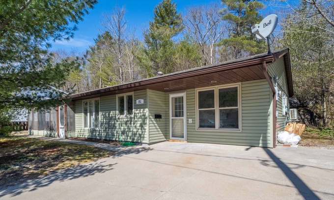 Parry Sound Apartment | Cozy Bachelor unit 1 km from Georgian Bay!