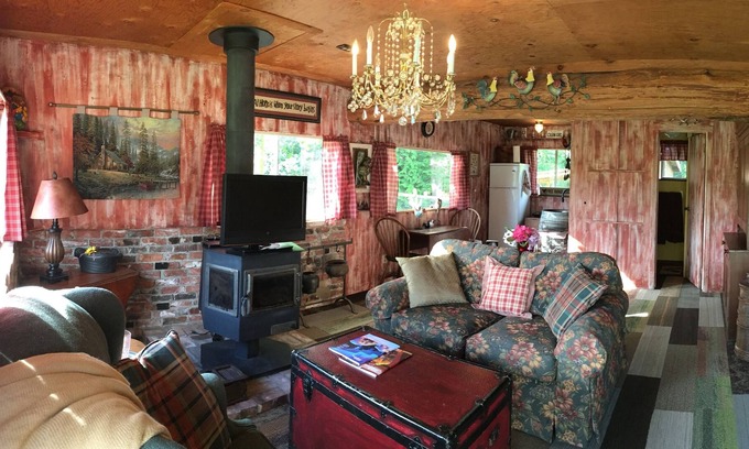 Snohomish House | Cozy Barn House Retreat with Country Charm
