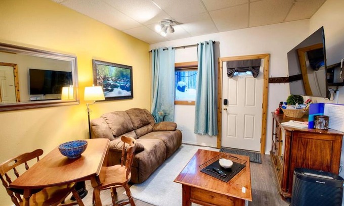 Fairbanks Apartment | Cozy Basement Apartment Executive Retreat