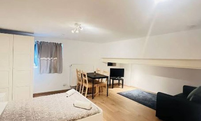 Klein-Antwerpen Apartment | Cozy Basement Fashion District by Oneluxstay