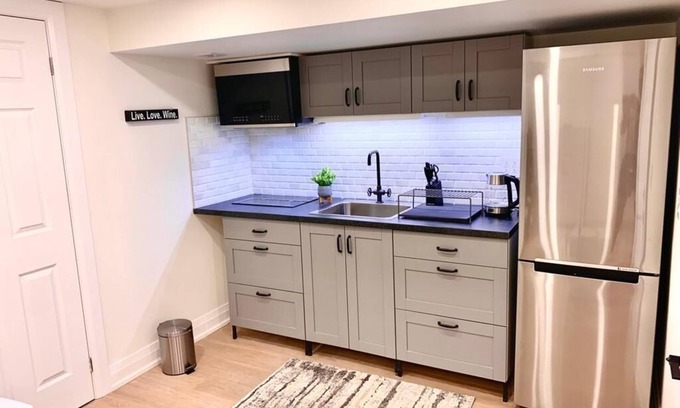Oakville Apartment | Cozy basement studio apartment