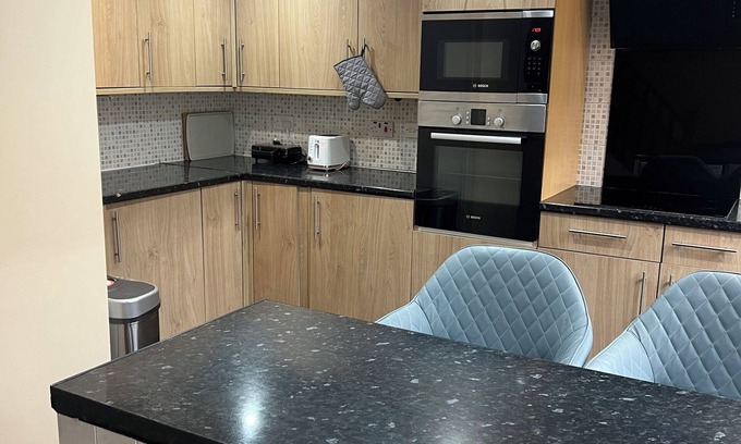 Basildon House | Cozy Basildon Retreat with 3 Bedrooms free parking