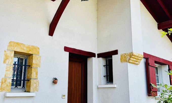 Espelette House | Cozy Basque Home: 4 Rooms, Fireplace, Terrace, 5 Adults + 2 Kids, Pets Welcome, Internet