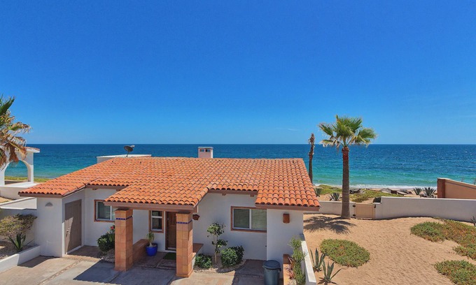 Las Conchas House | Cozy Beach Front Home 2 bedrm, 2 bath in Las Conchas with Tennis & Kayaks