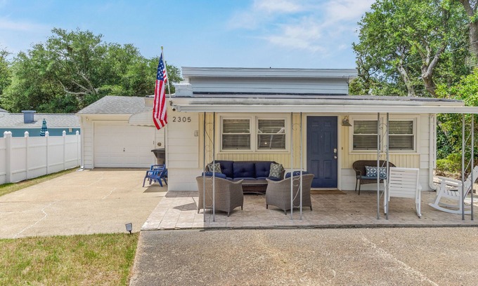 Northeast Virginia Beach Cottage | Cozy Beach Cottage - Walking distance to the Beach!