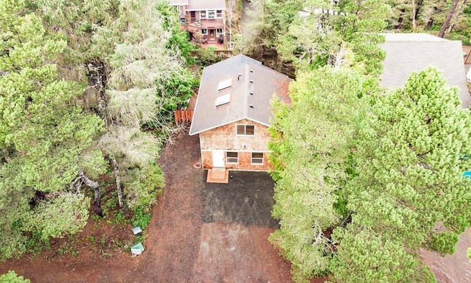 Lincoln Beach House | Cozy Beach Cottage-4 min to beach!
