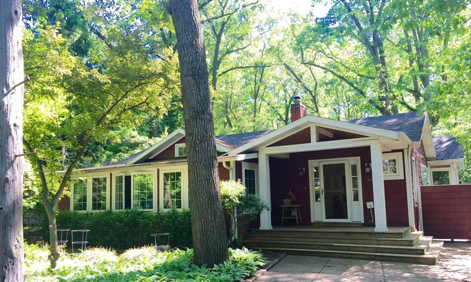 Michiana Cottage | Cozy beach cottage one block from the lake
