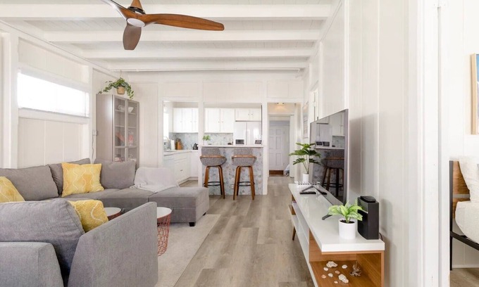 San Diego House | Cozy beach house just one house off from beach and boardwalk