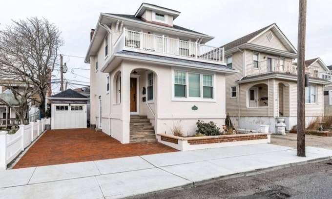 Long Beach House | Cozy beach side home, just off the Long Beach Boardwalk.