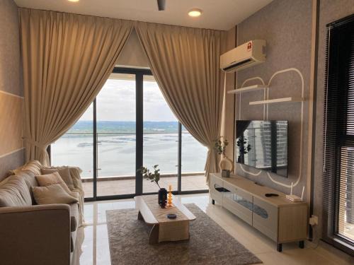 Central District Apartment | Cozy Beachfront Seaview with 2 CarParks FOC Netflix Access and YouTube Premium 3Beds3Bath 6-11pax by Minshuku