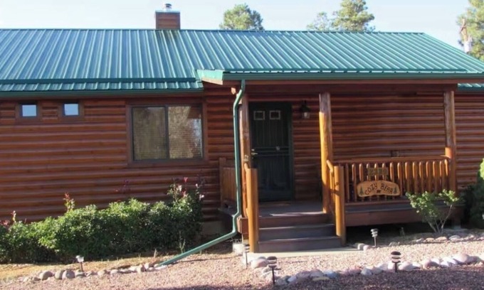Heber Cabin | Cozy Bear Cabin in Bison Ranch. Near Mongollon Rim. With a relaxing hot tub.