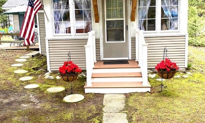 Ponshewaing Cottage | Cozy Bear Cottage with adorable Lake and Bear décor, 25 mi S. of Mackinaw City