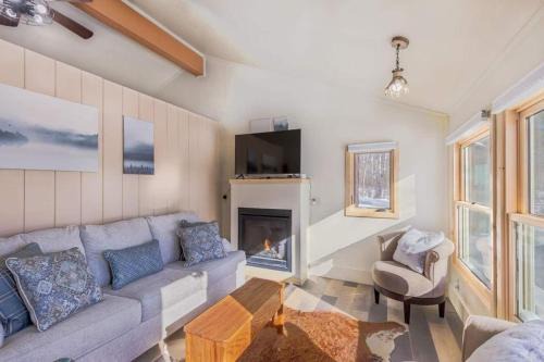 Tofte Apartment | Cozy Bear Den - Sauna New Kitchen Fireplace Large