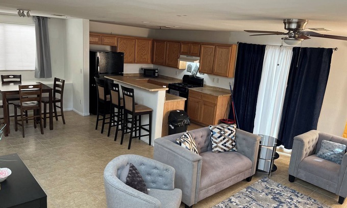 Sunrise Manor House | Cozy, beautiful & family friendly 3br home just minutes away from the strip!