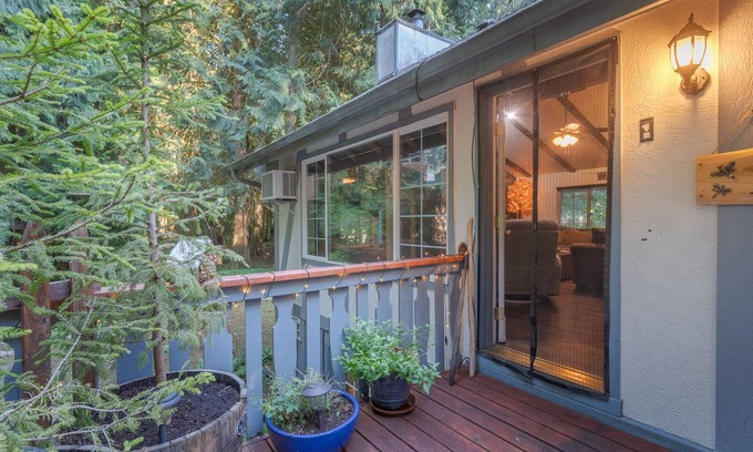 Welches House | Cozy Birdhouse w Big screen TV’s Sleeps 6. 20 min to Ski Resorts!