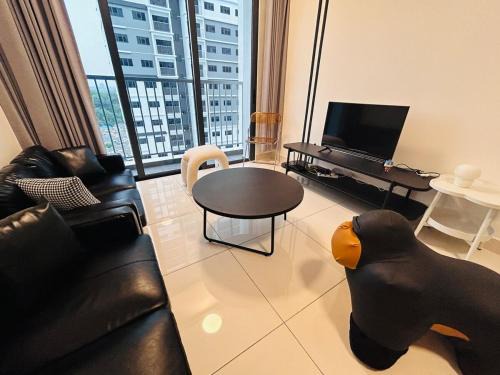 Kampung Bukit Dukong Apartment | Cozy black 3 bedroom , wifi , TVBox