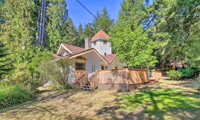 Ashford House | Cozy 'Black Bear Retreat' by Mount Rainier!