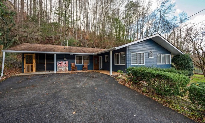 Gatlinburg House | Cozy Blue Cottage- Hot Tub, 5min to Downtwn G’burg