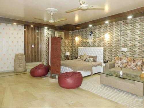 New Delhi Apartment | Cozy Bohemian Studio Apartment - GK2 South Delhi, near M Block Market