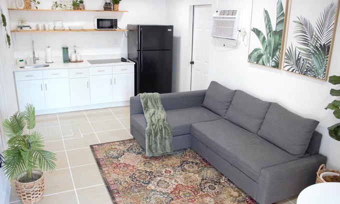 Tampa Apartment | Cozy Boho Guest House w/Patio - 6 min from the beach!
