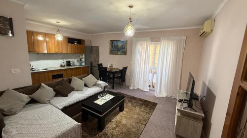 Rade Apartment | Cozy Breeze Central Apartment