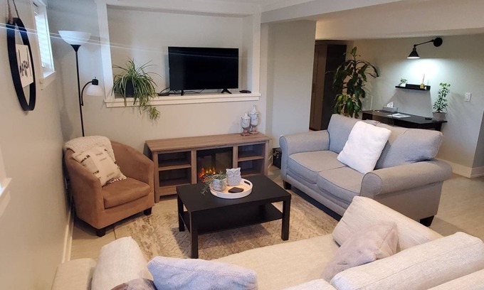 Langley House | Cozy & Bright 3 Bedroom, 2 Bath Basement Suite