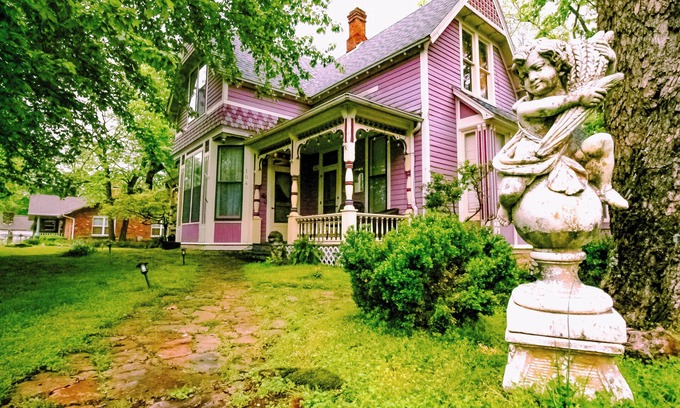 Eureka Springs Historic District Bed & Breakfast | Cozy, Budget-Friendly Eurekan Room in Historical B&B for Solo Travel-The Peddler