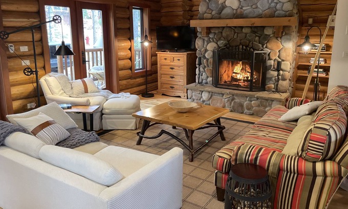 Golden Ski Chalet | Cozy Buffalo Cabin that sleeps 22. Base of Kicking Horse!