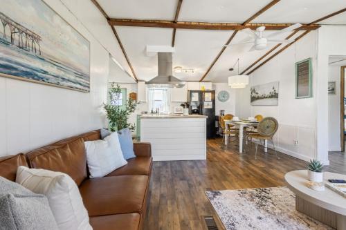 Laguna Beach House | Cozy Bungalow 7min Walk to Beach with Outdoor Shower