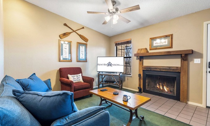 Kimberling City House | Cozy Bungalow w Free Tickets, Lake Access & Views, Community Outdoor Pool-Mini Golf