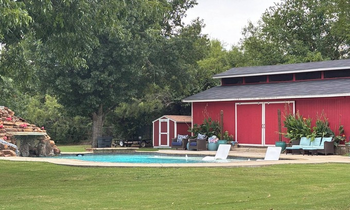Burleson House | Cozy bungalow with full kitchen/pool in Burleson - Perfect for a cozy getaway