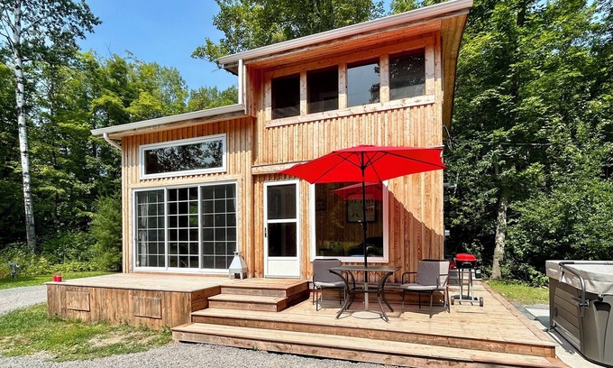 Gloucester County Cabin | Cozy Cabin Escape with River Views & Firepit