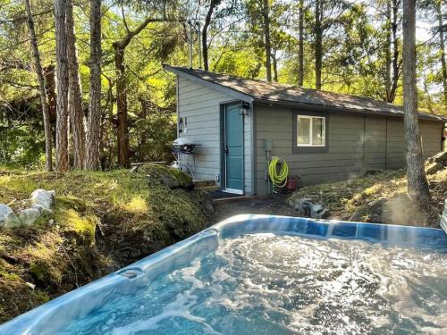 Regional District of Nanaimo Ski Chalet | Cozy Cabana with Large Private Outdoor Hot Tub